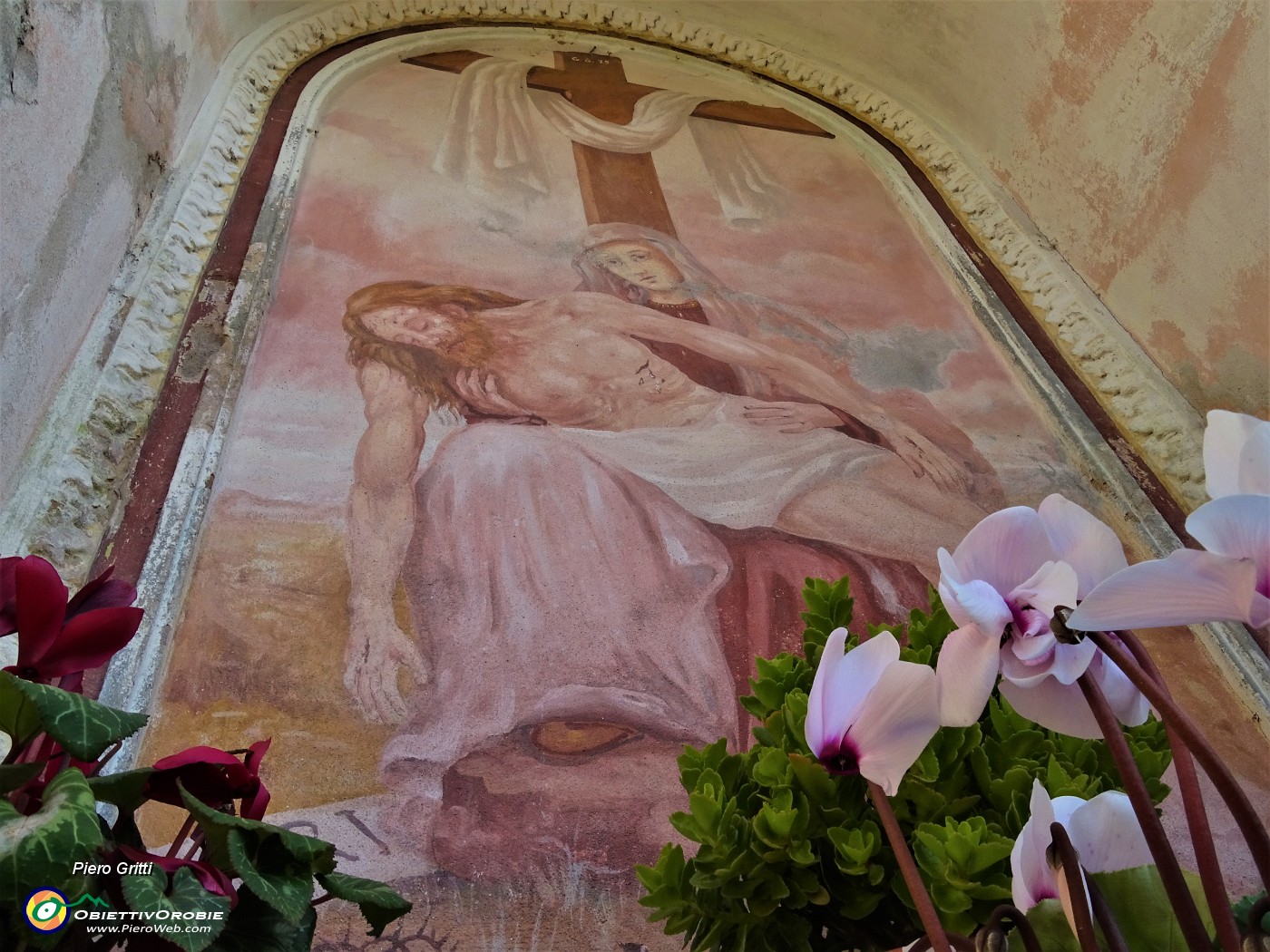 26 All'imbocco di Endenna santella Madonna con Cristo deposto dalla Croce.JPG